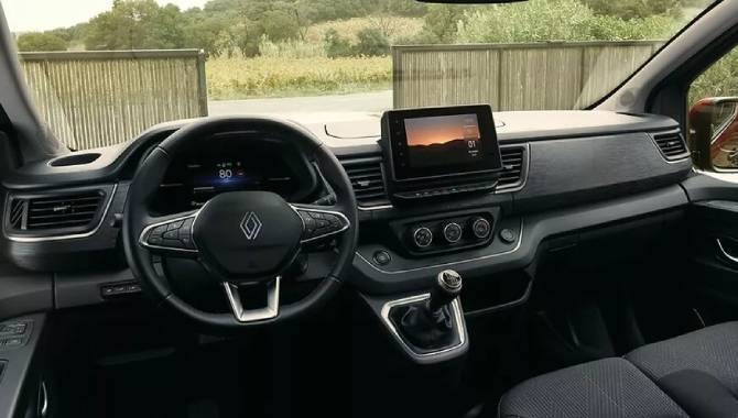 RENAULT TRAFIC PASSENGER - Interior